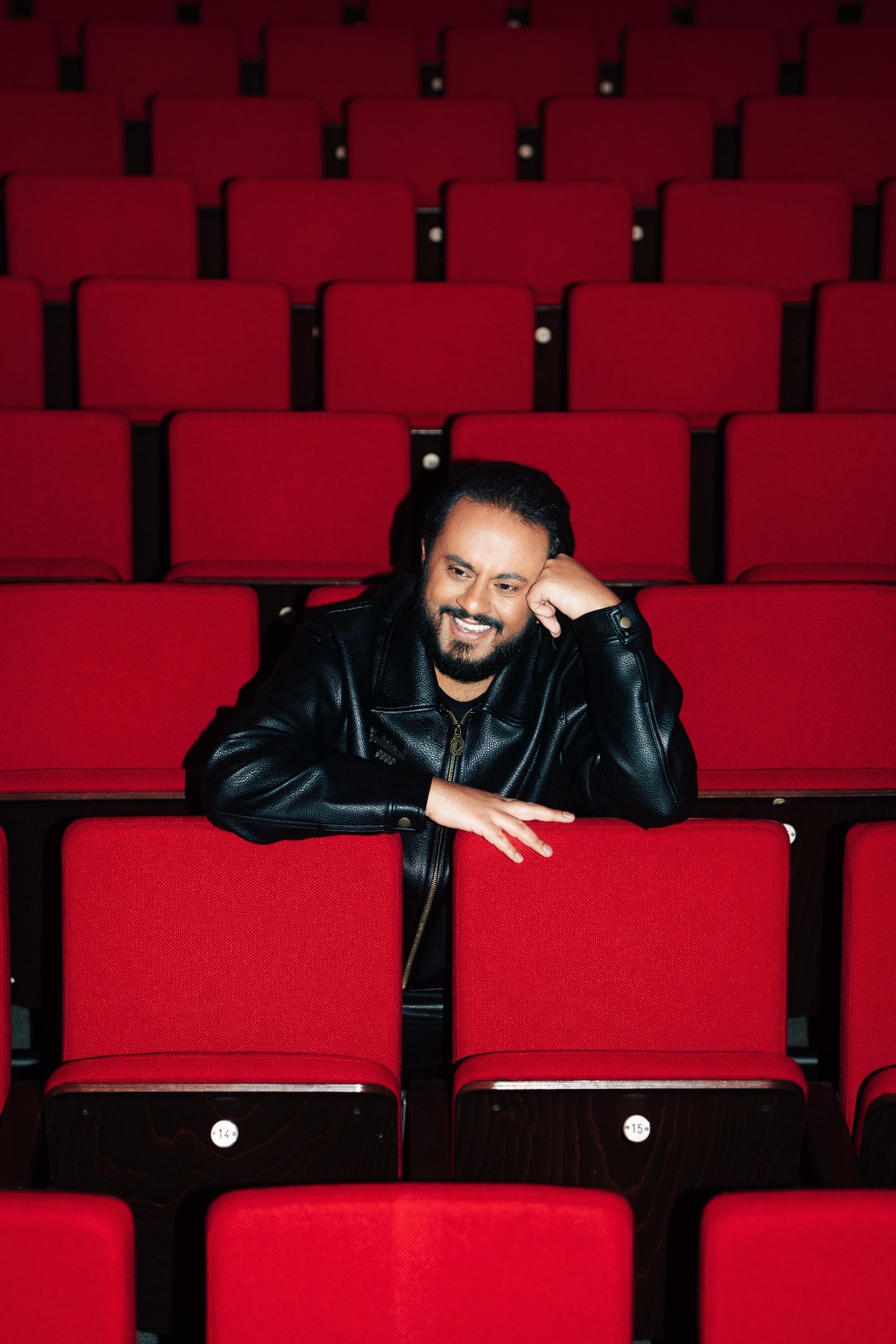 Ravi Walia lächelnd im Theatersaal